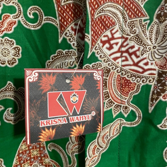 NWT Krisna Wahyu green button up slim fit collared shirt. Brand new. Size medium - Picture 3 of 6